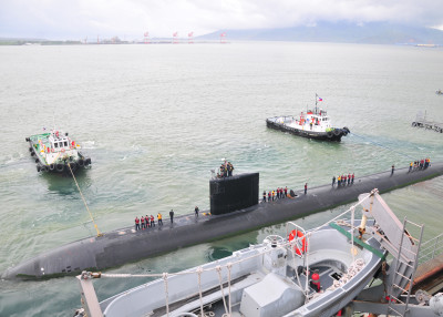 U.S.S. Santa Fe, where Cmdr. Marquet developed intent based Leadership 110802-N-BE353-044 SUBIC BAY, Philippines (Aug. 2, 2011) A pair of tug boats pull the Los Angeles-class fast attack submarine USS Santa Fe (SSN 763) away from the submarine tender USS Frank Cable (AS 40) after a port visit to Subic Bay, Philippines. Frank Cable conducts maintenance and support of submarines and surface vessels deployed in the U.S. 7th Fleet area of responsibility. (U.S. Navy photo by Mass Communication Specialist 1st Class Ricardo Danan/Released)